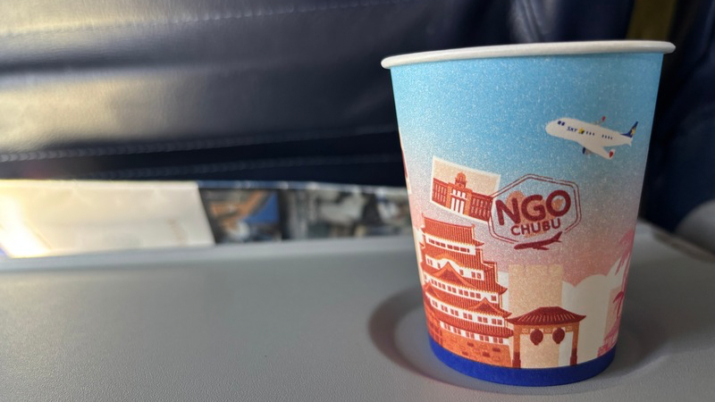 スカイマーク機内の座席テーブルに置かれた紙コップ