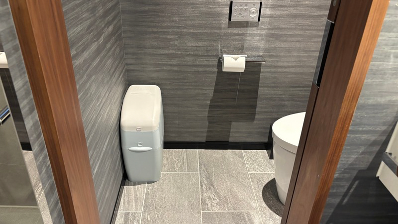 琉球ホテル&リゾート名城ビーチの客室トイレに設置されたおむつ用ゴミ箱